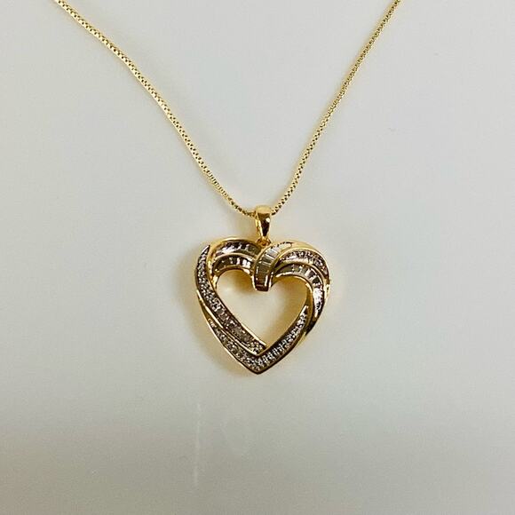 Unique Designs Heart Necklace - Picture 8 of 8